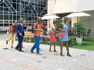 금요일 6시 · Friday at six o'clock 등신대 A life size