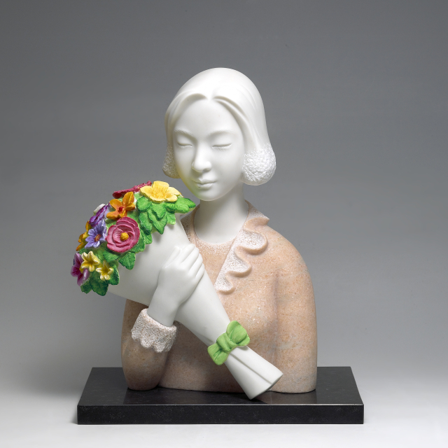 꽃을 든 여인 · A woman with flowers